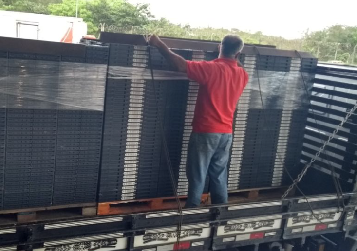 Caixas HB economizam espaço nos caminhões, reduzindo o número de viagens e, portanto a emissão de gás carbônico