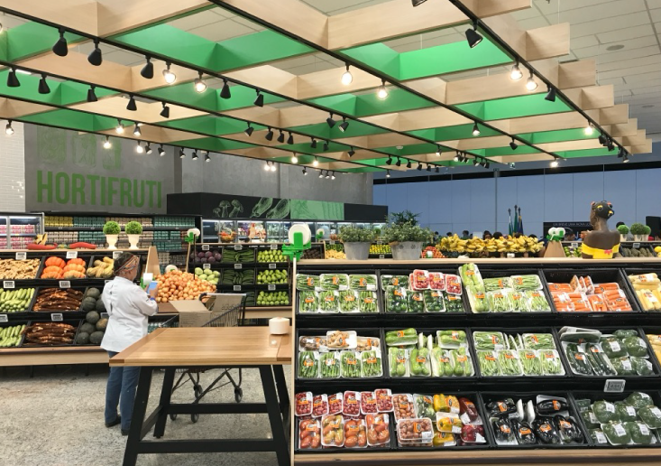 Nos supermercados, as Caixas HB otimizam as manobras para reposição de mercadorias e são um excelente display